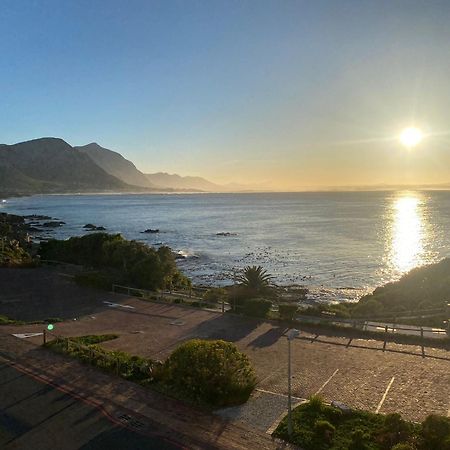 The Sun, Whales & Waves - Seafront Apartment Hermanus Exterior photo